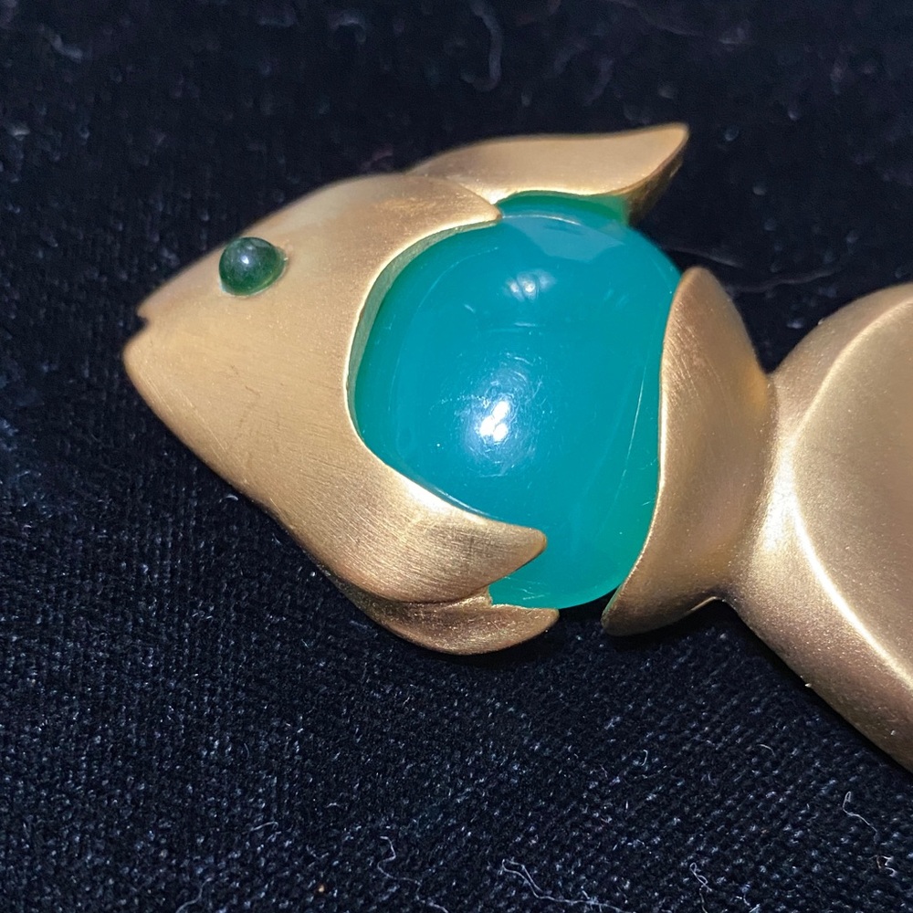 Givenchy vintage Matt gold tone with faux jade belly and eye brooch - Picture 15 of 16